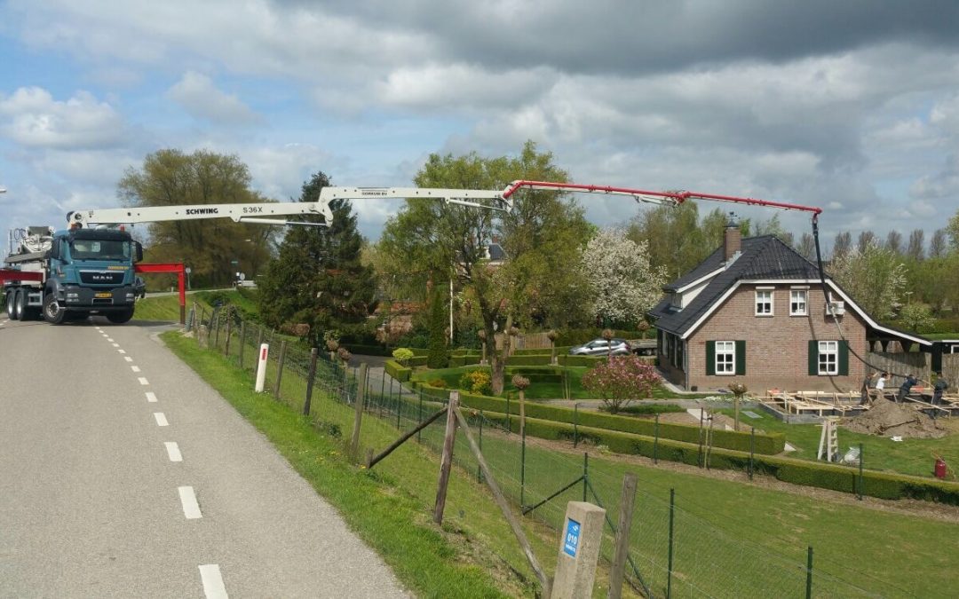 Pompstort vanaf de Slijkwellsedijk te Well
